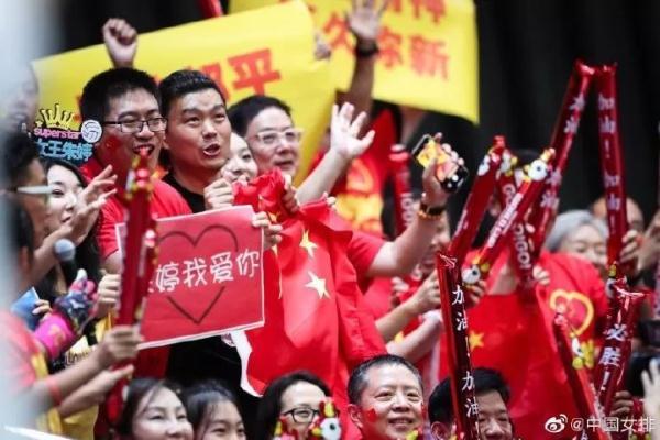 光明网@十连胜！女排送来国庆“大礼”有一种精神，让我们热泪盈眶