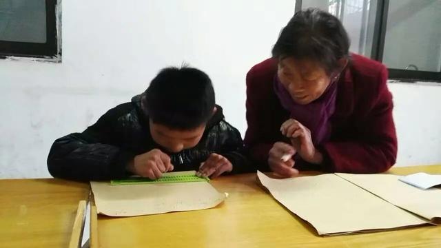 「新京报」奶奶“偷课”四年辅导视障孙子，网友点赞称其为最美奶奶