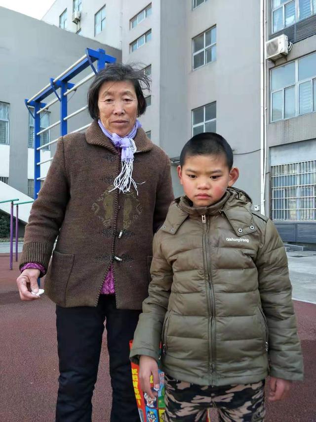 「新京报」奶奶“偷课”四年辅导视障孙子，网友点赞称其为最美奶奶