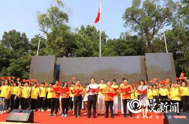 「上游新闻」看见｜“浑水摸鱼”“颗粒归仓”“金玉满堂”“金珠盈盈”……西南大学师生庆祝农民丰收节