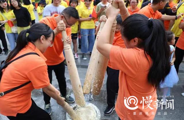 「上游新闻」看见｜“浑水摸鱼”“颗粒归仓”“金玉满堂”“金珠盈盈”……西南大学师生庆祝农民丰收节