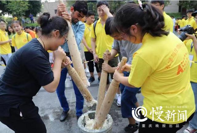 「上游新闻」看见｜“浑水摸鱼”“颗粒归仓”“金玉满堂”“金珠盈盈”……西南大学师生庆祝农民丰收节