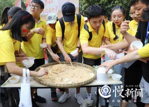 「上游新闻」看见｜“浑水摸鱼”“颗粒归仓”“金玉满堂”“金珠盈盈”……西南大学师生庆祝农民丰收节