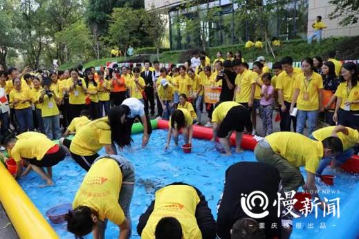 「上游新闻」看见｜“浑水摸鱼”“颗粒归仓”“金玉满堂”“金珠盈盈”……西南大学师生庆祝农民丰收节
