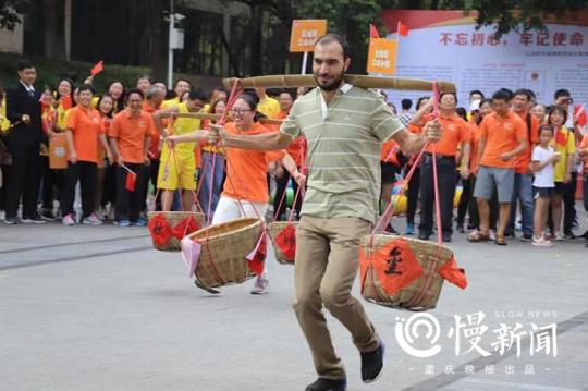 「上游新闻」看见｜“浑水摸鱼”“颗粒归仓”“金玉满堂”“金珠盈盈”……西南大学师生庆祝农民丰收节