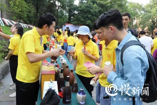 「上游新闻」看见｜“浑水摸鱼”“颗粒归仓”“金玉满堂”“金珠盈盈”……西南大学师生庆祝农民丰收节