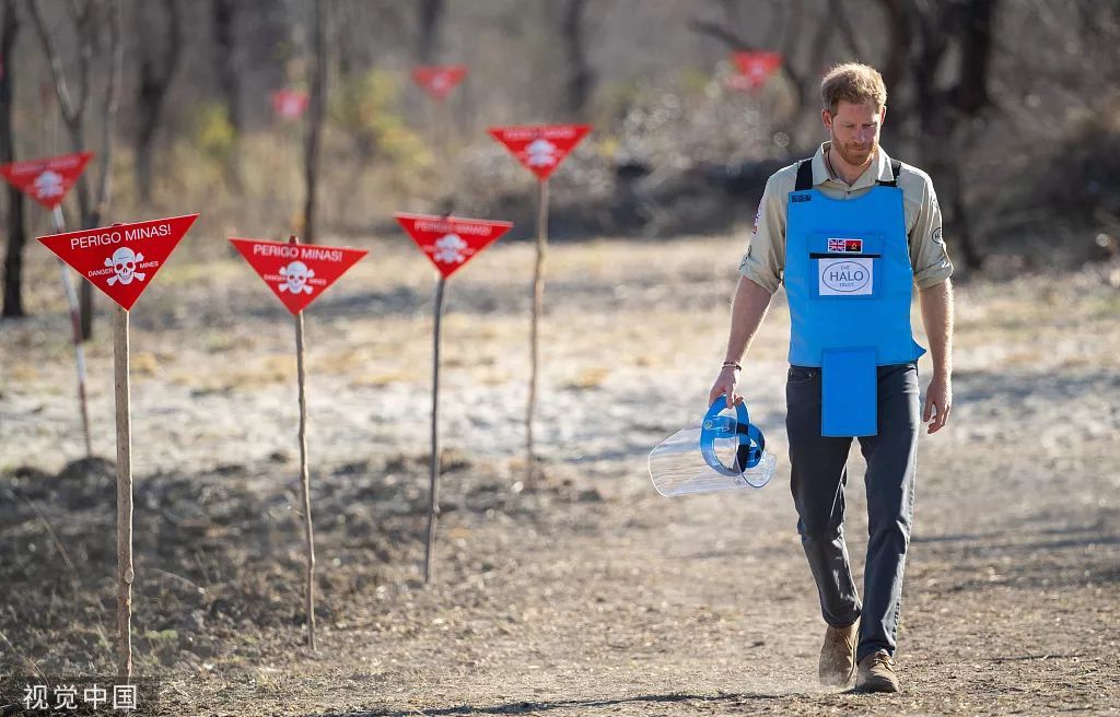 新京报：哈里王子重走戴安娜王妃22年前走过的路