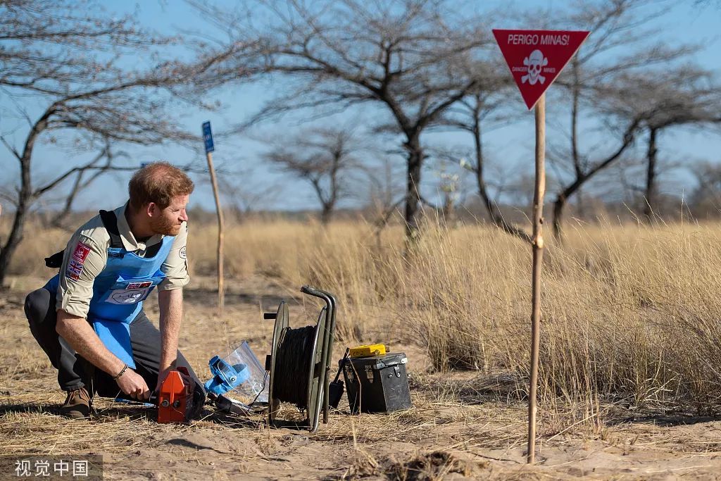 新京报：哈里王子重走戴安娜王妃22年前走过的路