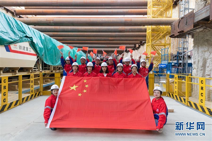 新华网：“我和国旗合个影”主题活动在多国举行