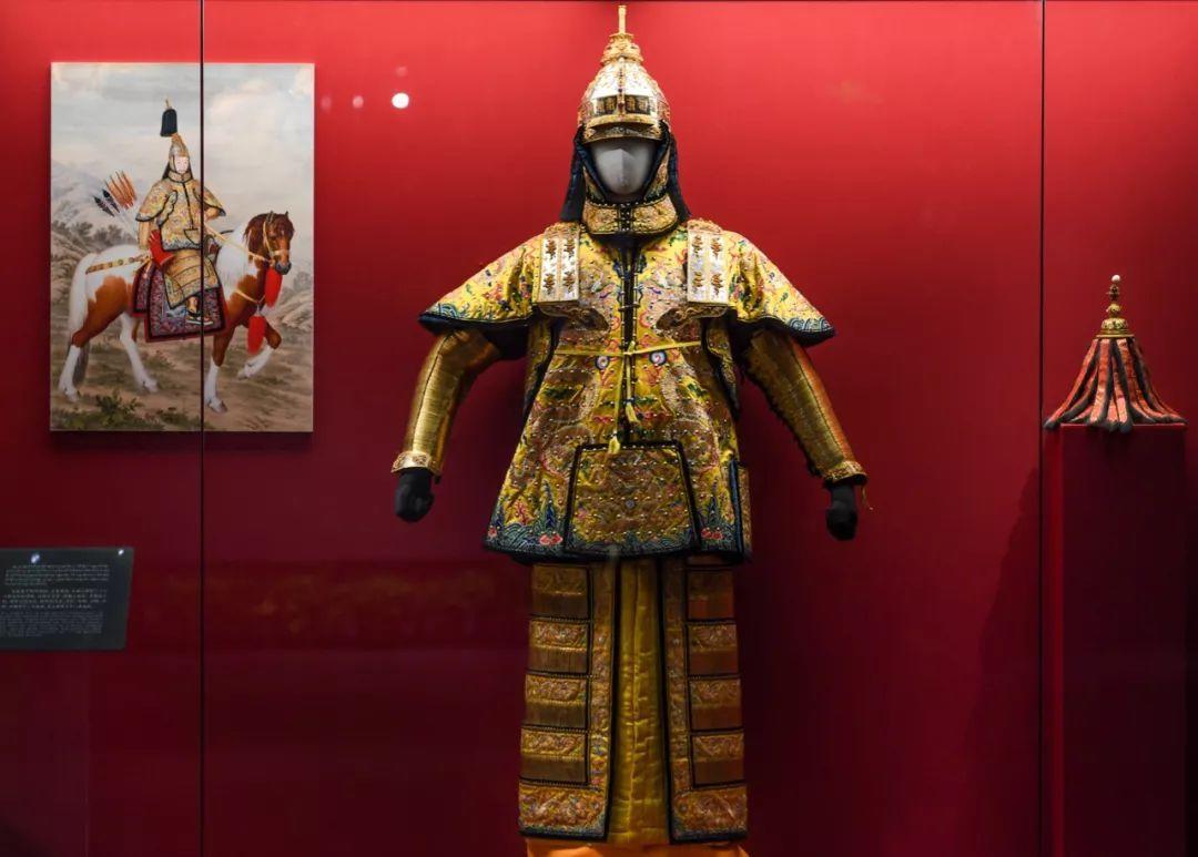 听完大家的发言,拉萨甘丹寺供奉的镇寺之宝,清朝乾隆皇帝钦赐龙纹鎏金