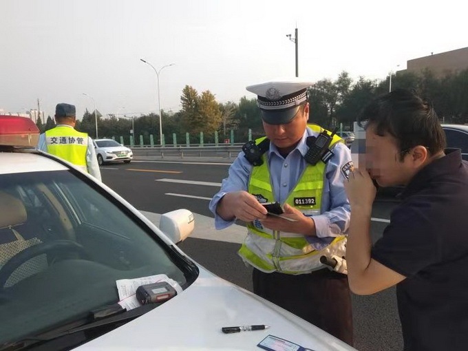 北京晚报■今早，京藏高速30辆车走公交道，司机们分别被罚款200元