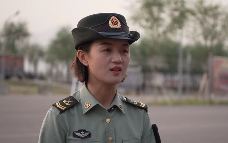 #中国青年报#女兵接受检阅丈夫承担后勤工作 网友：神仙爱情