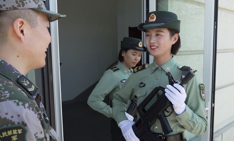 #中国青年报#女兵接受检阅丈夫承担后勤工作 网友：神仙爱情