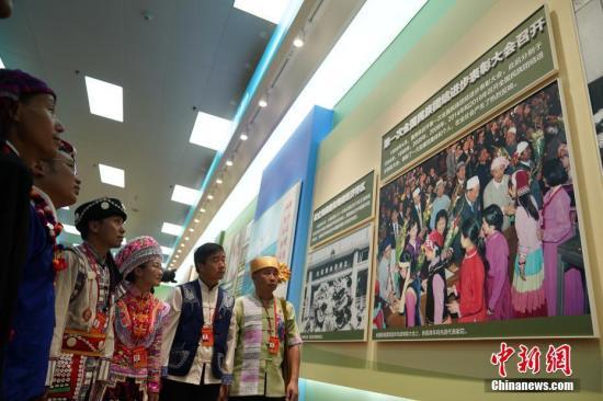 「中国新闻网」少数民族代表观70周年大型成就展 忆往思今共享喜悦