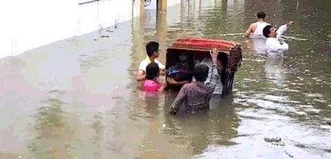 「海外网」印度暴雨致80余人死亡 医院被淹病房进水变小河