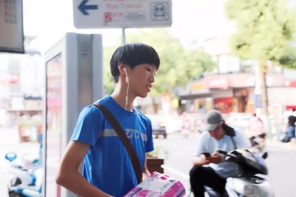 [光明网]快递“女汉子”月入过万，曾经还开过挖掘机