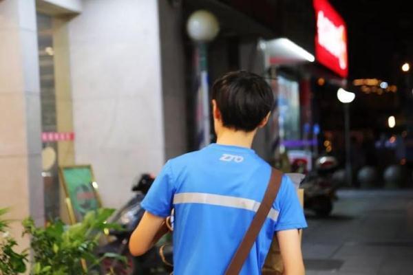 [光明网]快递“女汉子”月入过万，曾经还开过挖掘机