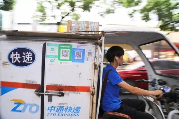 [光明网]快递“女汉子”月入过万，曾经还开过挖掘机