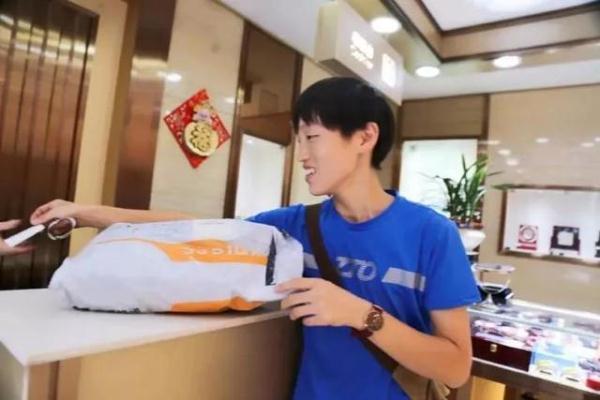 [光明网]快递“女汉子”月入过万，曾经还开过挖掘机