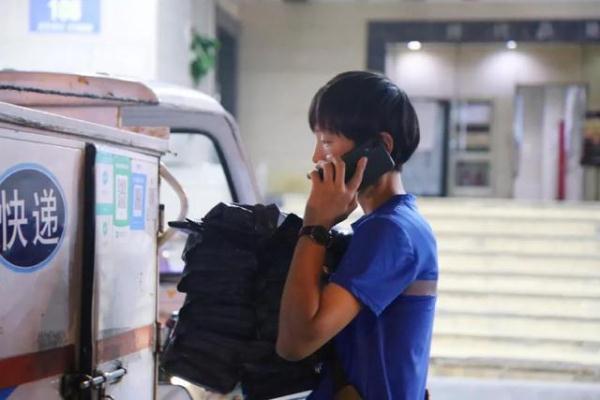 [光明网]快递“女汉子”月入过万，曾经还开过挖掘机