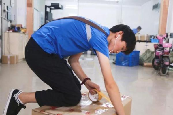 [光明网]快递“女汉子”月入过万，曾经还开过挖掘机