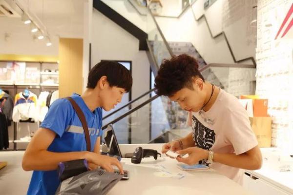 [光明网]快递“女汉子”月入过万，曾经还开过挖掘机