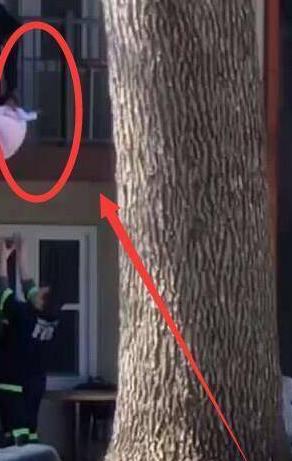 [光明网]居民楼突发大火，父亲将3个月大的女婴丢下楼，被消防员接住