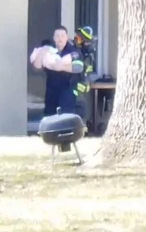 [光明网]居民楼突发大火，父亲将3个月大的女婴丢下楼，被消防员接住