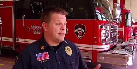 [光明网]居民楼突发大火，父亲将3个月大的女婴丢下楼，被消防员接住