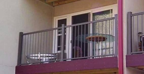 [光明网]居民楼突发大火，父亲将3个月大的女婴丢下楼，被消防员接住