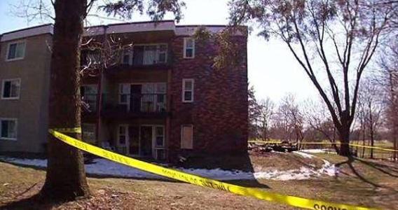 [光明网]居民楼突发大火，父亲将3个月大的女婴丢下楼，被消防员接住