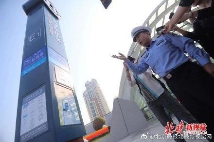 「光明网」草桥始发站外，交通指示和执法设备已齐备