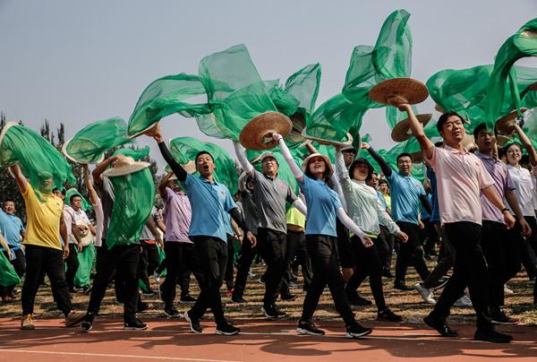 「中国青年网」这里是国庆阅兵群众游行第10方阵排练现场