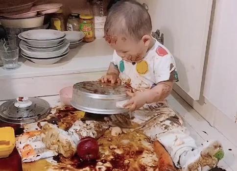 「光明网」萌娃“大闹厨房”走红，网友：像极了正在腌制中的“娃娃菜”