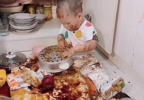 「光明网」萌娃“大闹厨房”走红，网友：像极了正在腌制中的“娃娃菜”