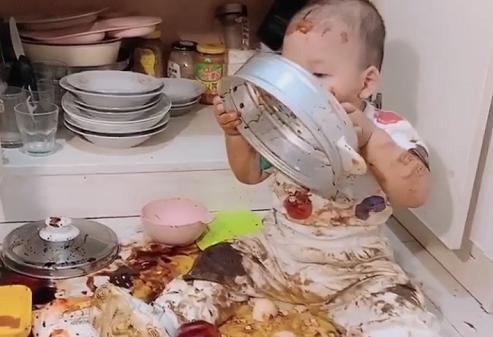「光明网」萌娃“大闹厨房”走红，网友：像极了正在腌制中的“娃娃菜”