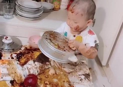 「光明网」萌娃“大闹厨房”走红，网友：像极了正在腌制中的“娃娃菜”