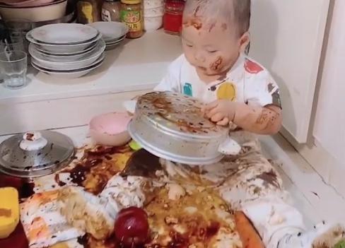 「光明网」萌娃“大闹厨房”走红，网友：像极了正在腌制中的“娃娃菜”