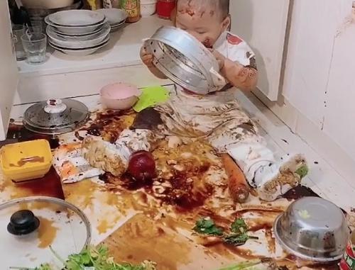 「光明网」萌娃“大闹厨房”走红，网友：像极了正在腌制中的“娃娃菜”