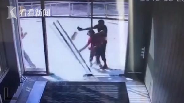 光明网：玻璃门突然倾斜！他挺身而出撑住 这时门碎了……