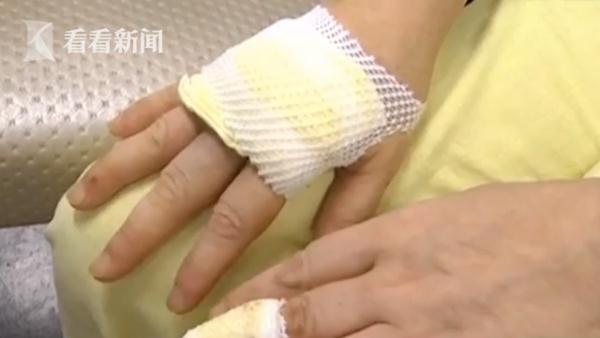光明网：玻璃门突然倾斜！他挺身而出撑住 这时门碎了……