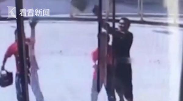 光明网：玻璃门突然倾斜！他挺身而出撑住 这时门碎了……