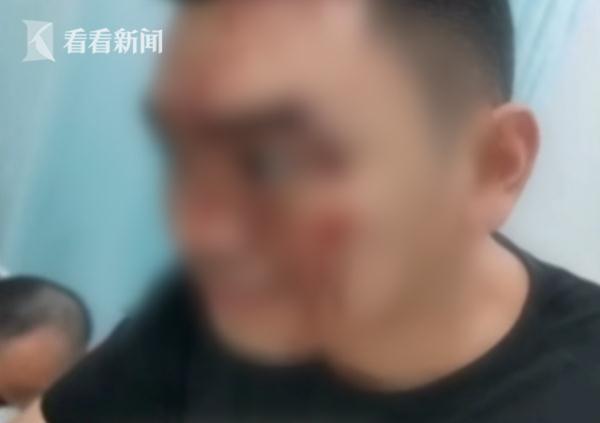 光明网：玻璃门突然倾斜！他挺身而出撑住 这时门碎了……
