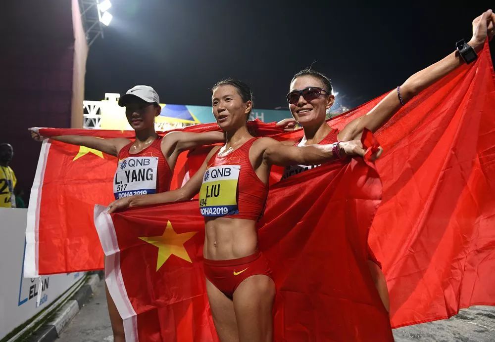 「参考消息」三面五星红旗同时升起！