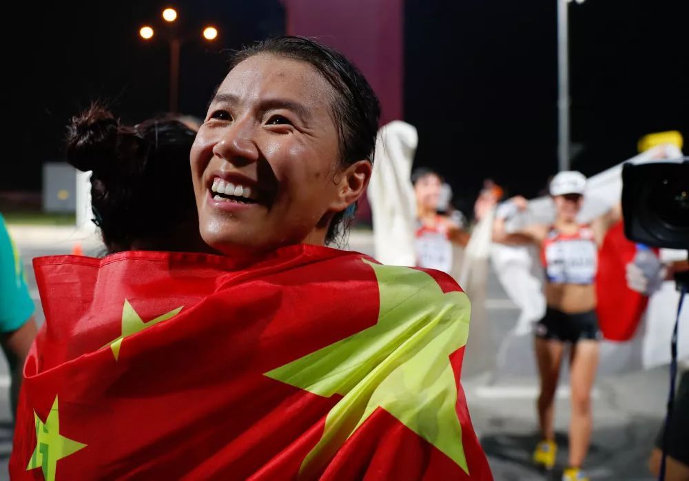 「参考消息」三面五星红旗同时升起！