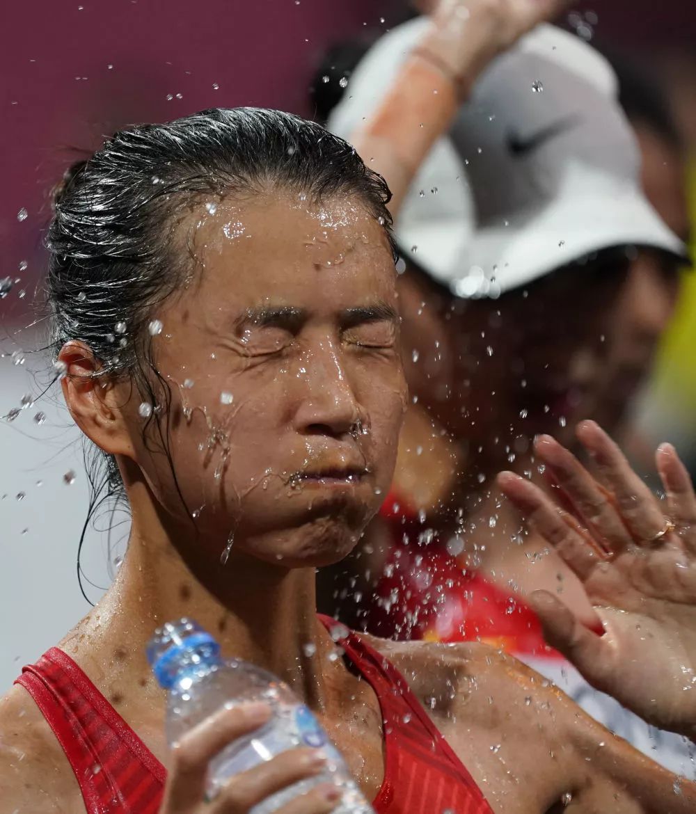「参考消息」三面五星红旗同时升起！
