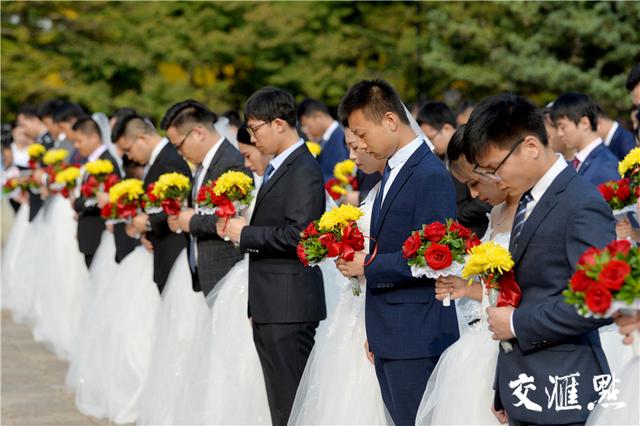 别样的婚礼江苏1500对新婚夫妇向革命烈士献花