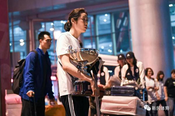 「光明网」中国女排载誉归国，对于球迷，郎平有话要说
