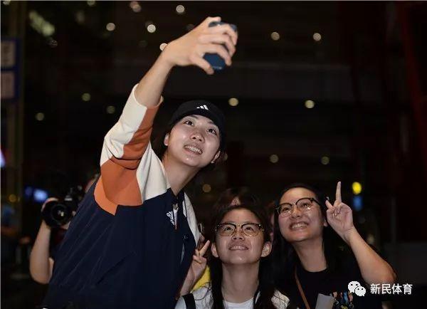 「光明网」中国女排载誉归国，对于球迷，郎平有话要说