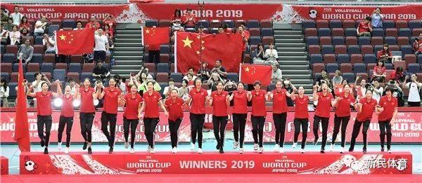 「光明网」中国女排载誉归国，对于球迷，郎平有话要说